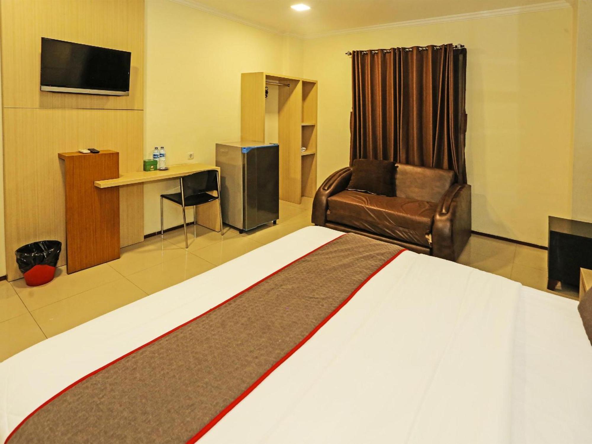 Super Oyo Townhouse Oak Hotel Fiducia Serpong Eksteriør billede
