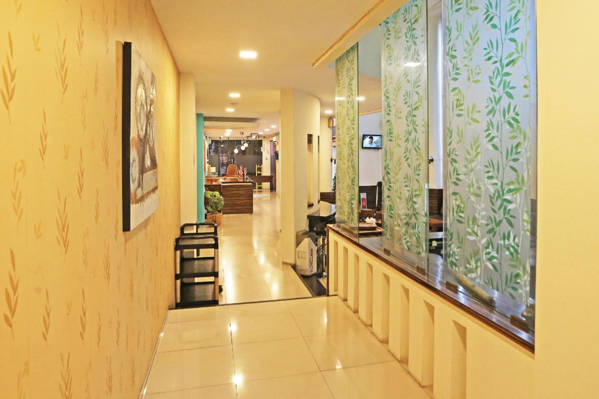 Super Oyo Townhouse Oak Hotel Fiducia Serpong Eksteriør billede