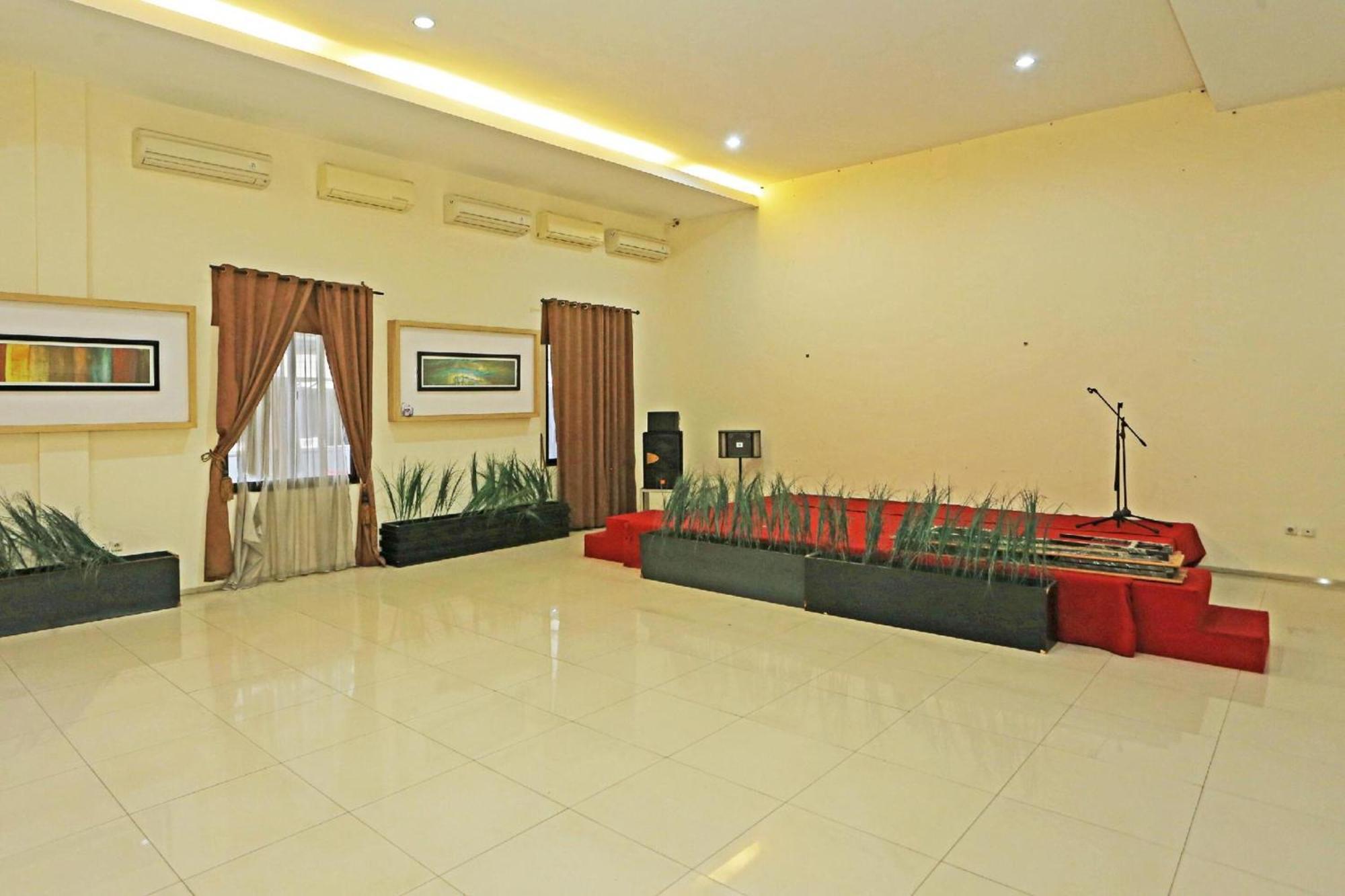Super Oyo Townhouse Oak Hotel Fiducia Serpong Eksteriør billede