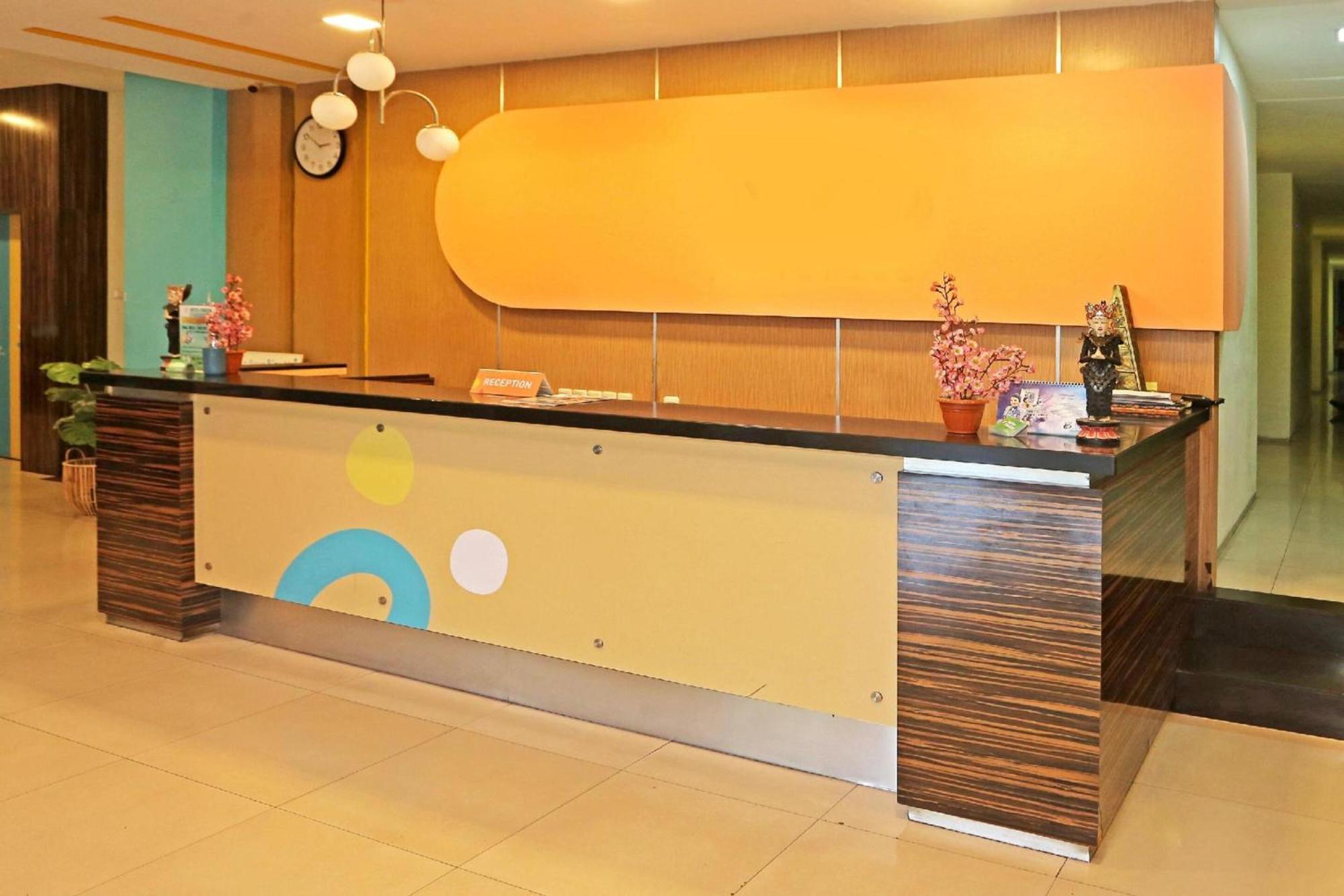 Super Oyo Townhouse Oak Hotel Fiducia Serpong Eksteriør billede