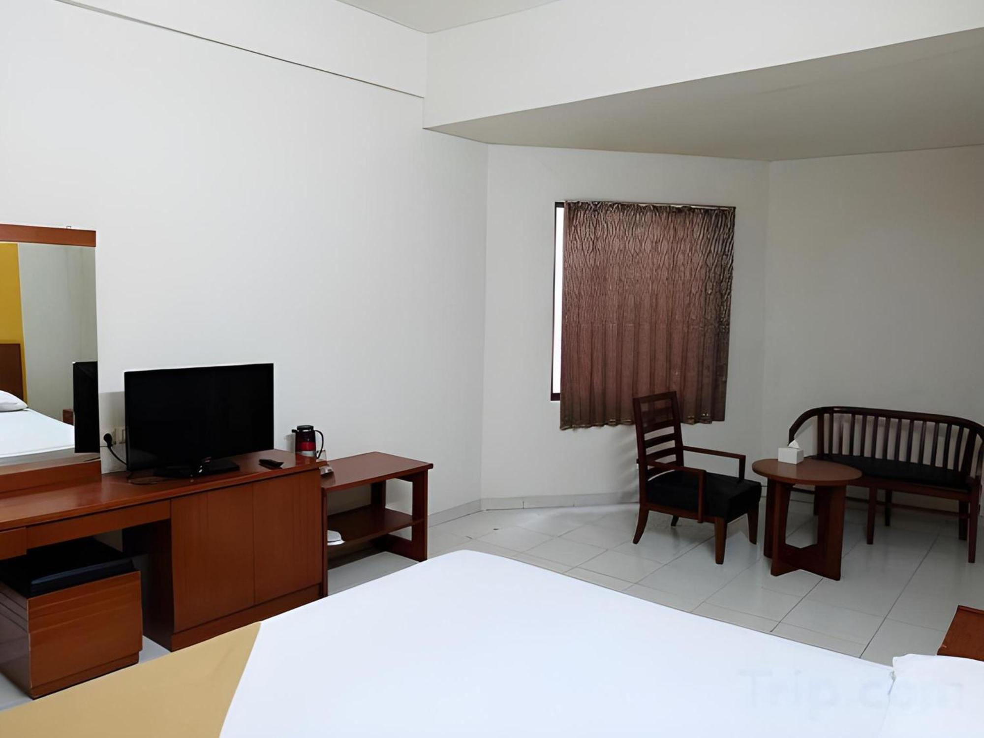 Super Oyo Townhouse Oak Hotel Fiducia Serpong Eksteriør billede
