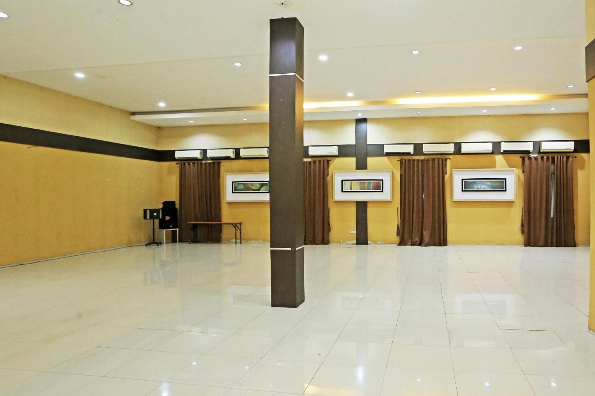 Super Oyo Townhouse Oak Hotel Fiducia Serpong Eksteriør billede