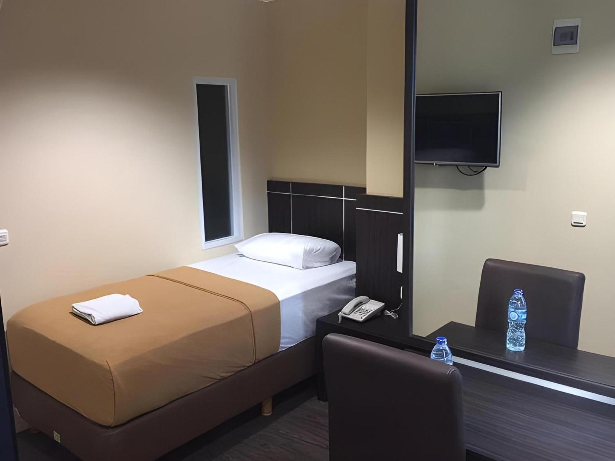 Super Oyo Townhouse Oak Hotel Fiducia Serpong Eksteriør billede